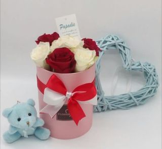 Cutie cu 9 trandafiri albi si rosii