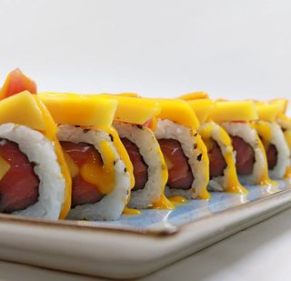Sushi box - maki tuna mango