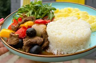 Мясо по-гречески с оливками и брынзой 