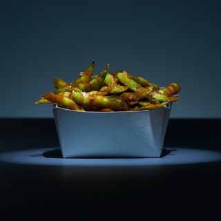 Edamames fritos con kimchie (picantes)