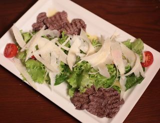 Салат з медальонами із яловичини з сиром Пармезан (400г)