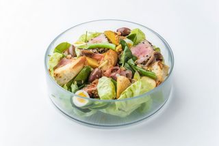 Нісуаз з тунцем, оливками каламата, картоплями діпами та кисло солодким дресінгом 