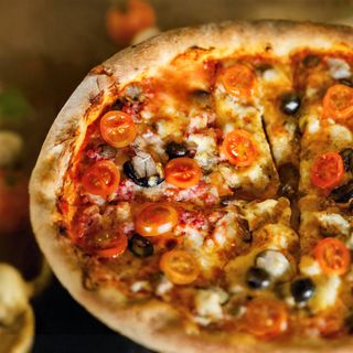 Pizza Salsicia e Funghi Misti