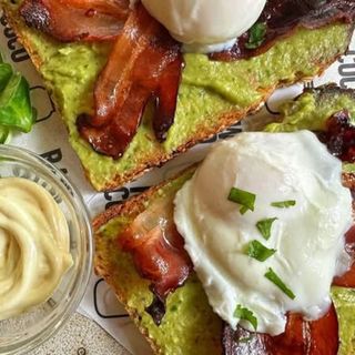 Rawcoco eggs benedict