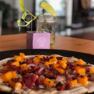 Tarte flambé with roasted pumpkin, onions and veggie meat