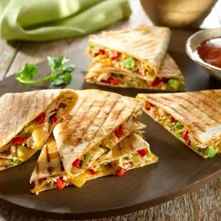 კესადილია ქათმით და ბოსტნეულით