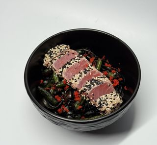 Удон BLACK з тунцем Татакі