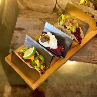 Tacos con tartare di manzo, burrata, tartufo e prezzemolo - 3 pezzi