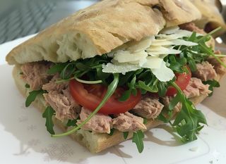 Pomodori a fette, fiordilatte, rucola, grana e tonno