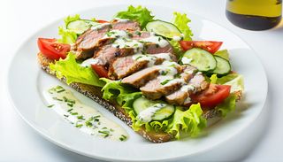 Salatka z polędwicą wieprzową z grzanką