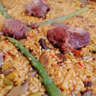 Paella Con Carrilleras de Cerdo y Setas (Para 2 Personas)