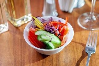 Salată de crudități cu piept de pui