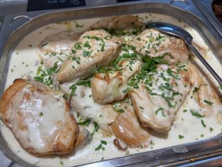Piept pui în sos alb
