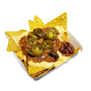 Nachos Con Cheddar Fundido En Salsa De Chili Con Carne Y Jalapeños