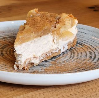 Чийзкейк с ябълки