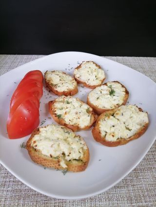 Топли брускети със сирена и домати (200гр)