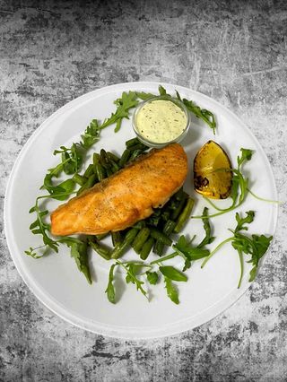 Філе лосося на спаржі та з соусом «Тар-тар» (100/80/20г)