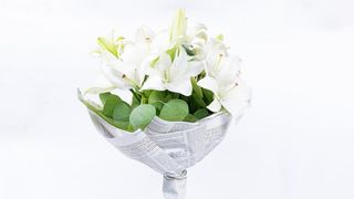 Buket od sedam belih ljiljana otvorenijh