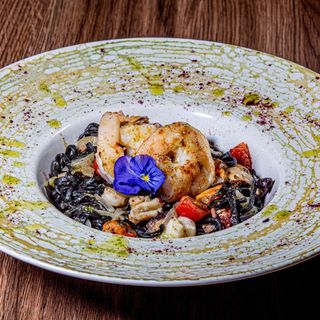 Tagliolini nero di sepia con frutti di mare