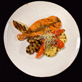 Філе лосося в глазурі світ чилі з овочами гриль