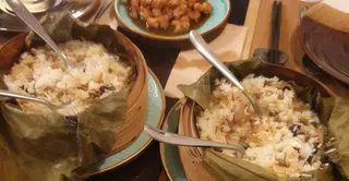 Arroz al vapor en hoja de loto con pollo, setas y bambú