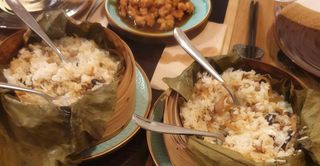 Arroz al vapor en hoja de loto con pollo, setas y bambú