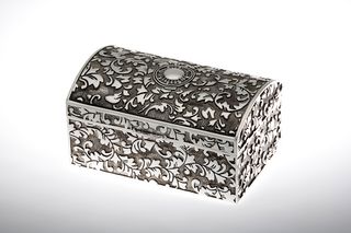 Cutie bijuterii argintata model floral medie