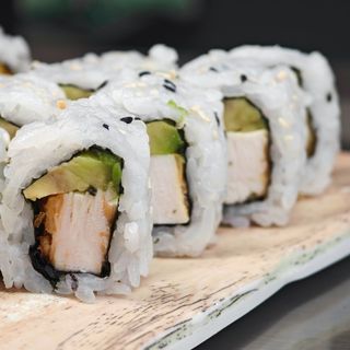 Sushi con pollo(8Und)