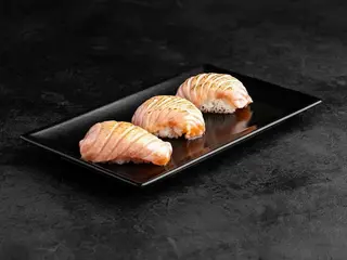 Nigiri salmon pieczony 3 szt (150g)