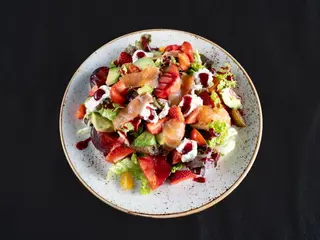 Ensalada De Salmón Y Fresas