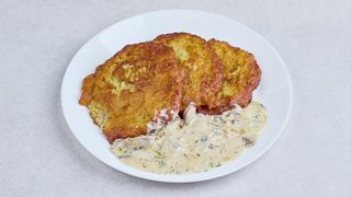 Placki ziemniaczane z sosem pieczarkowym