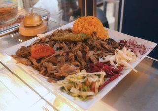 Kebab na talerzu z baraniną