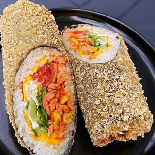 ШАУРМА СМАЖЕНИЙ МІКС ЛОСОСЬ, КРЕВЕТКА, ТУНЕЦЬ