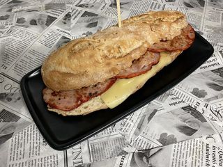 Bocadillo Caliente De Lomo Con Queso