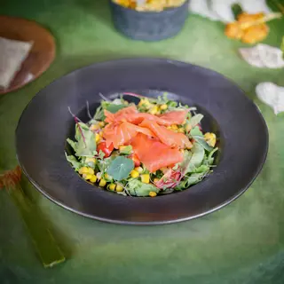 Salata sa dimljenom pastrmkom posno