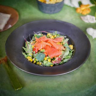 Salata sa dimljenom pastrmkom *posno