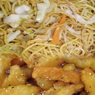 C20 Massa Chao Mian com Galinha agridoce