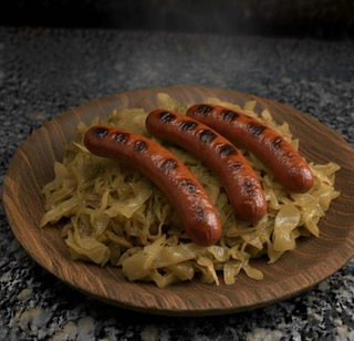 Varză călită cu cârnăciori