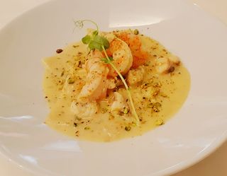 Ravioli sa bijelom ribom, mariniranim kozicama i pistacijom