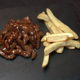 Tiras de Ternera y Patatas Fritas con Salsa de Soja