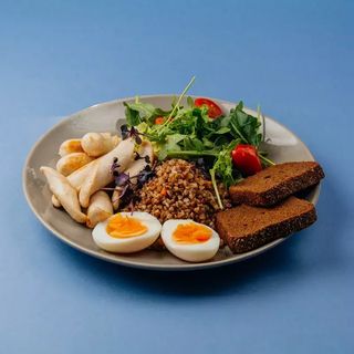 Гречневая каша с куриными колбасками