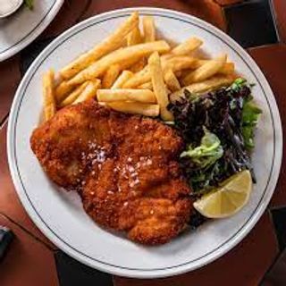 Cotoletta di pollo con patate e insalata