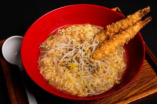35. Ramen in brodo con tempura di gamberi
