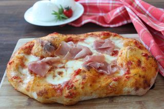 Pinsa con mozzarella e prosciutto