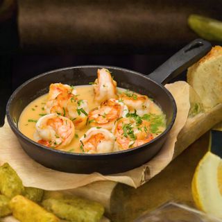 Creveți în sos de vin și ciabatta