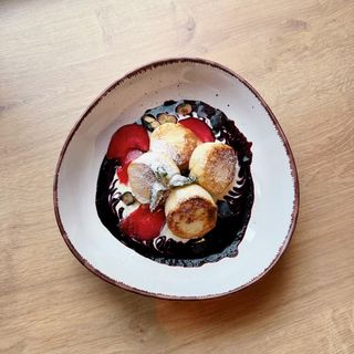 Сирники з м'ятним йогуртом та ягідним соусом (310г)