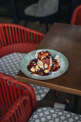 Панкейки з фруктами та морозивом