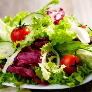 Insalata mista con gamberetti lattuga, rucola, pomodorini, mais, olive
