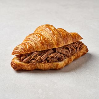 Croissant De Carne Mechada