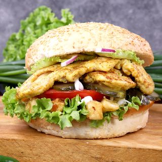 Бургер с пилешко филе (350г)